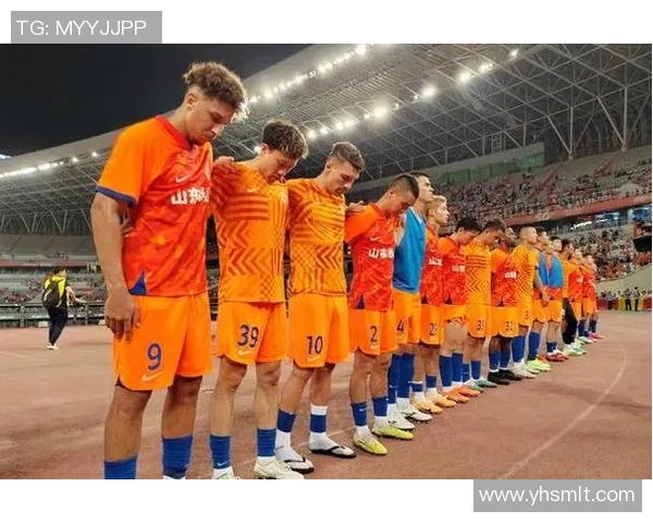 足球明星出席悼念活动感人瞬间展现友谊与尊重的力量